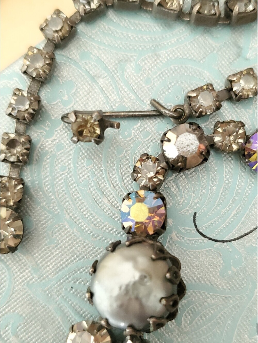 Vintage Regency Designer White & Gray Faux Pearl AB Rhinestone Choker Necklace - Picture 4 of 7